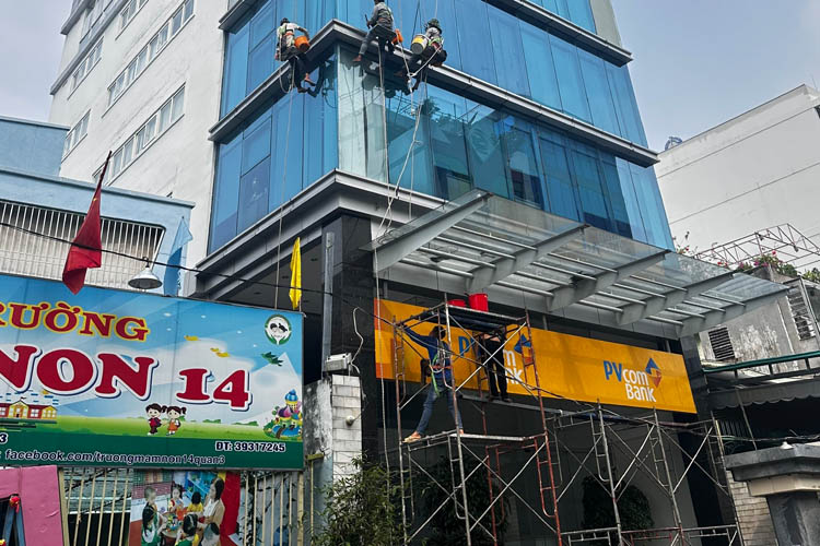 Du-an-Ve-sinh-lau-kinh-toa-nha-PVCombank-quan-1